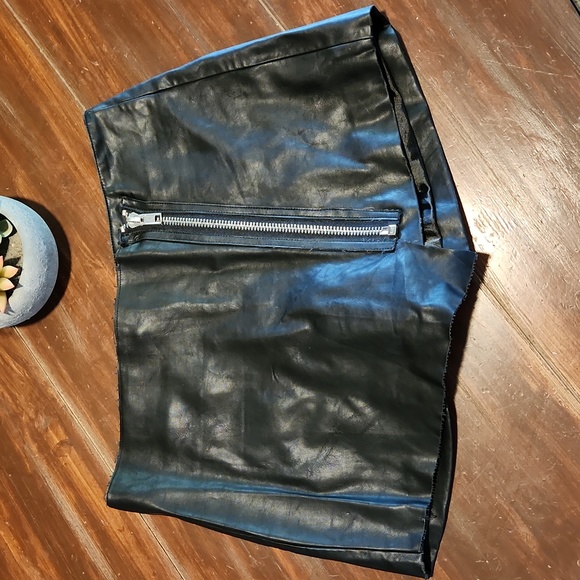 Six Crisp Days Dresses & Skirts - EUC Faux Leather Skort (544)